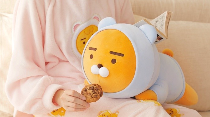 쫀득말랑 침대위 요물후드 입은 바디필로우